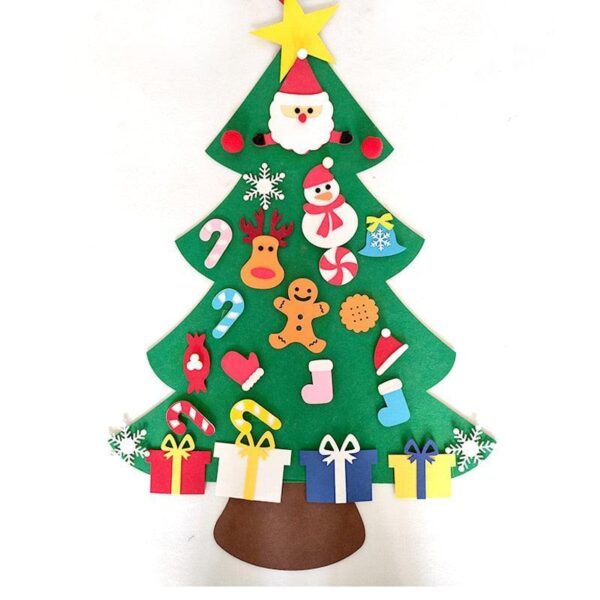 Un colorido árbol de Navidad de fieltro adornado con adornos festivos, un Papá Noel sonriente en la parte superior y rodeado de cajas de regalo en la base.