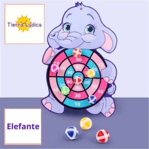 Un peluche de un elefante bebé parado detrás de un juego de dardos de colores con dos pelotas suaves delante, con el logo "tierra lúdica" en la parte superior y la palabra "elefante" en la parte inferior.