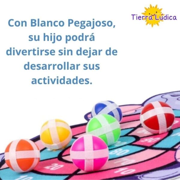 Imagen que muestra una colección de coloridas pelotas a rayas sobre un fondo que parece ser un dibujo o tapete de juego infantil, acompañada de un texto en español que promueve un producto llamado blanco pegajoso para permitir que los niños desarrollen sus actividades sin interrupciones.