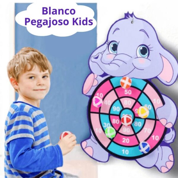 Un niño con una camisa a rayas sonriendo y jugando con un juego de diana colorido y pegajoso en forma de un lindo elefante de dibujos animados.