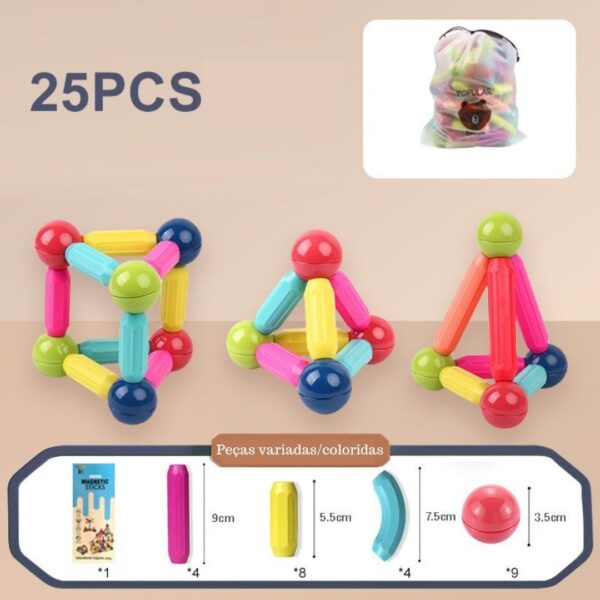 Imagen de 25 piezas de construcción magnetizadas y coloridas de varias formas, como triángulos y cuadrados, con una tabla de tallas etiquetada y una bolsa de almacenamiento. Las piezas se muestran ensambladas en diferentes formas geométricas. Las etiquetas en portugués dicen: "Peças variadas/coloridas.