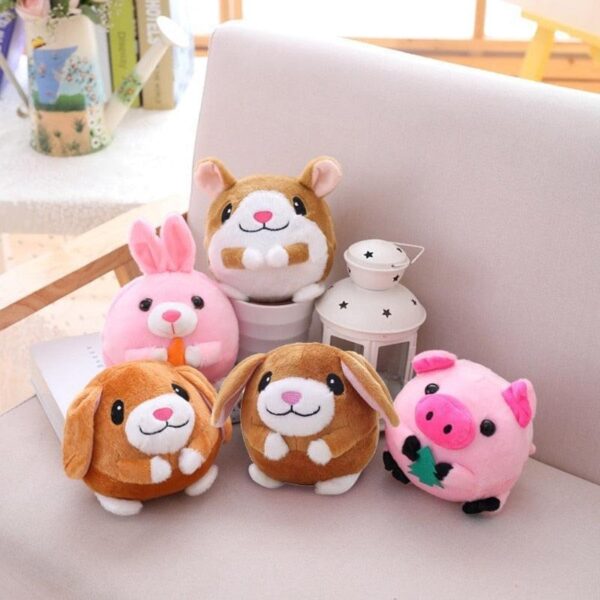 Una colección de lindos animales de peluche, que incluyen un conejito con una zanahoria, cachorros beagle y un cerdo rosa, cuidadosamente dispuestos sobre una superficie de color claro con un acogedor fondo de habitación.