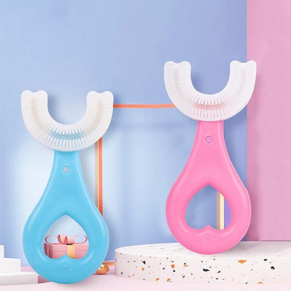 Dos cepillos de dientes en forma de U con mangos en azul y rosa, de pie sobre un fondo bicolor azul y morado.