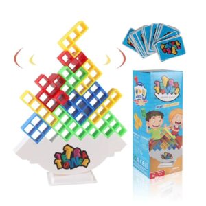 Un colorido juego de equilibrio llamado Tumble Tower, con una pila de sillas de plástico rojas, amarillas y azules entrelazadas que se balancean sobre una base blanca, acompañado de una baraja de cartas y la caja del juego con alegres ilustraciones de niños jugando.