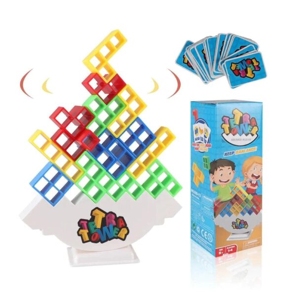 Un colorido juego de equilibrio llamado Tumble Tower, con una pila de sillas de plástico rojas, amarillas y azules entrelazadas que se balancean sobre una base blanca, acompañado de una baraja de cartas y la caja del juego con alegres ilustraciones de niños jugando.