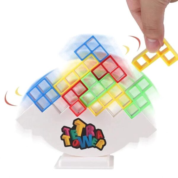 Colorido juego de rompecabezas estilo tetris con una pieza transparente colocada con una mano, que muestra una divertida combinación de estrategia y habilidad.