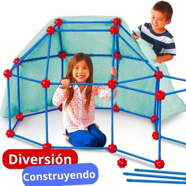 Niños sonriendo mientras disfrutan construyendo una estructura de juguete con barras y conectores.