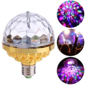 Una colorida bombilla LED de bola de cristal giratoria exhibida con inserciones que muestran sus efectos de luz vibrantes y multicolores en un entorno oscuro y su impacto en un ambiente de fiesta.