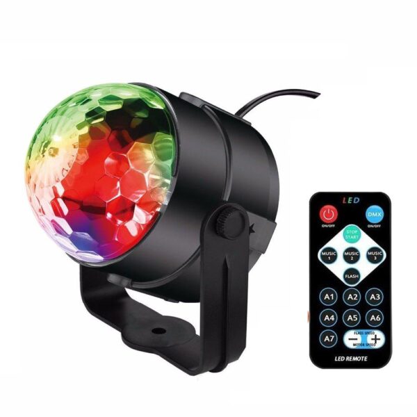 Una colorida luz LED de bola de discoteca con control remoto inalámbrico, capaz de producir un ambiente de fiesta vibrante con varios modos y configuraciones de iluminación.