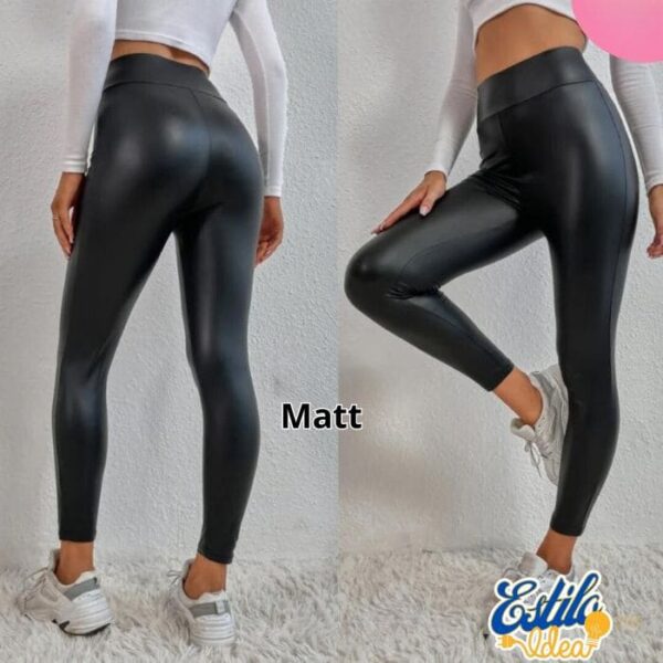 Comparación de leggings con acabado mate en un modelo que muestra el ajuste y el diseño desde dos ángulos diferentes.