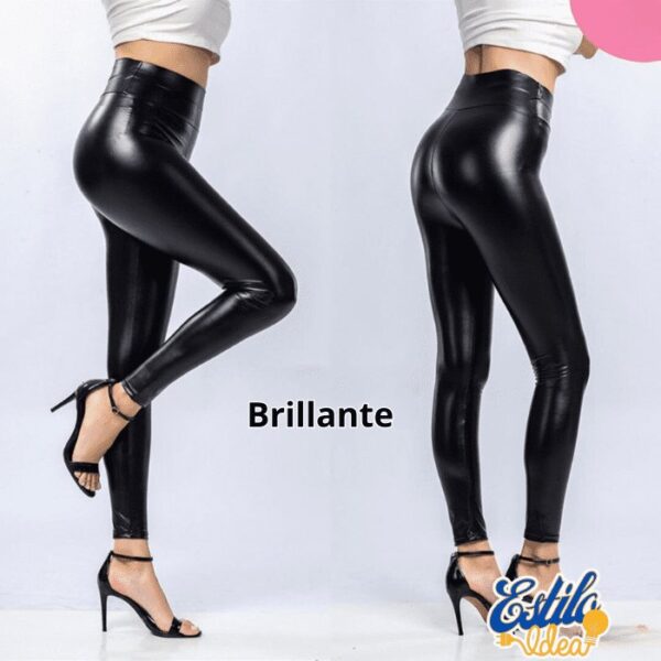 Dos poses que muestran leggings negros brillantes combinados con tacones altos.