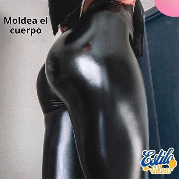 Mujer modelando leggings negros ajustados que acentúan su figura.