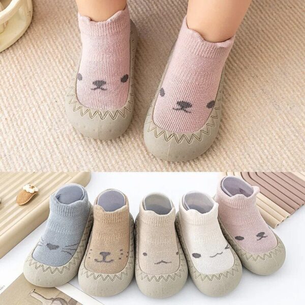 Adorables calcetines para niños con lindas caras de animales combinados con zapatos sin cordones a juego, presentados en suaves colores pastel.