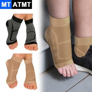 Image montrant trois paires de chaussettes de compression de la marque « MT ATMT ». Toutes les paires ont des orteils et des talons ouverts et sont disponibles en noir et gris, beige et marron clair. Une personne à droite porte une chaussette beige tout en plaçant son pied dans une chaussure.