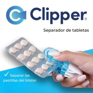 Se utiliza una mano que sostiene un dispositivo llamado "CLIPPER®" para separar las tabletas de un blister. El dispositivo y el blister se muestran sobre un fondo que muestra el logotipo de Clipper.