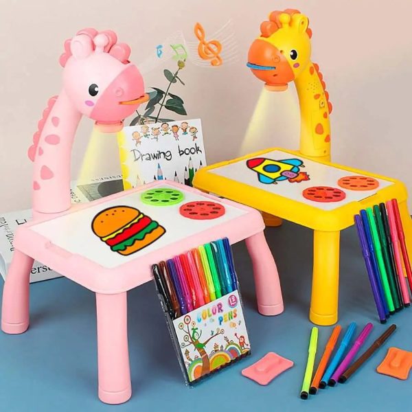 Ein Paar farbenfrohe, kinderfreundliche Zeichentische in Form von Giraffen, einer rosa und einer gelb, mit eingebauten Lichtern. Jeder Tisch hat eine Whiteboard-Oberfläche mit Zeichnungen von Lebensmitteln, mit verschiedenen bunten Markern und einem Zeichenheft in der Nähe.