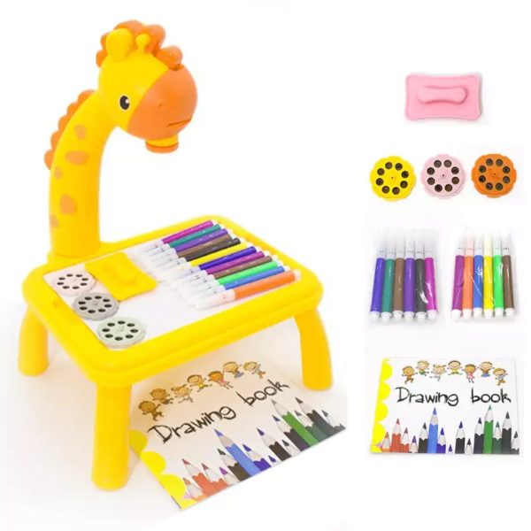 Ein gelber Zeichentisch für Kinder in Giraffenform mit eingebautem Lichtprojektor, inklusive verschiedener bunter Marker, Zeichenbuch, Radiergummis und Zeichenfolien. Der Tisch hat vier kurze Beine und das Zeichenbuch ist mit bunten Stiften auf dem Einband versehen.