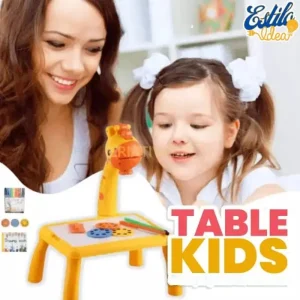 Eine Frau und ein Kind spielen fröhlich an einem für Kinder konzipierten Lerntisch. Der Tisch verfügt über verschiedene interaktive Elemente wie Zahnräder und Schreibwerkzeuge. Die Worte „Estilo Idea“ und „TABLE KIDS“ sind deutlich zu sehen.