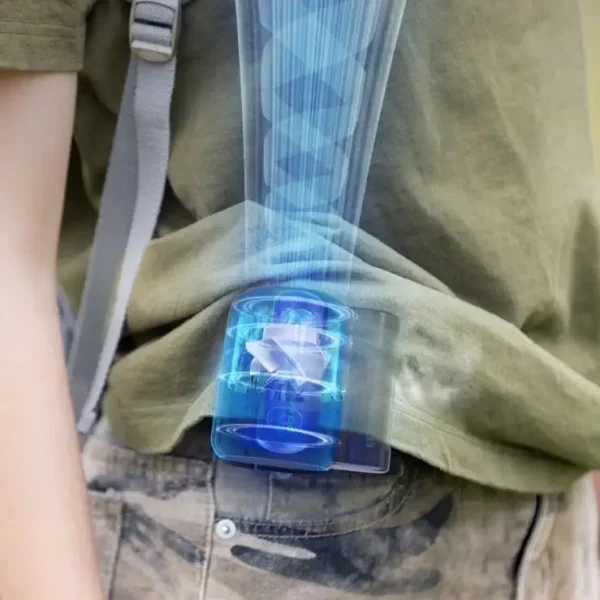 Una persona che indossa una camicia color kaki e pantaloni mimetici ha un dispositivo olografico futuristico che emette una luce blu dalla tasca, visualizzando una grafica digitale, proprio come il Ventilatore Breeze Blaster con clip da cintura. Il dispositivo sembra proiettare un'immagine 3D sopra la tasca.