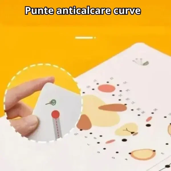 Una mano che tiene un cartoncino bianco con un disegno verde e rosso è mostrata su uno sfondo giallo brillante. La carta è posizionata su una superficie bianca con forme astratte colorate, che ricordano le pagine di un "Quaderno di disegno e ricalco per bambini - MagicBook". Il testo nella parte superiore dell'immagine recita "Punte curva anticalcare.